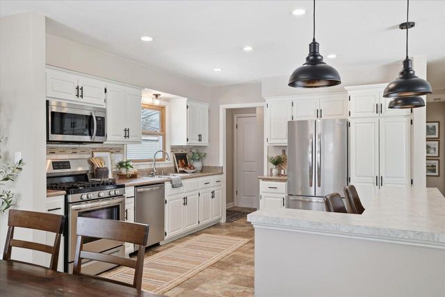 W150N8239 Saxony DRIVE, Menomonee Falls, WI 53051