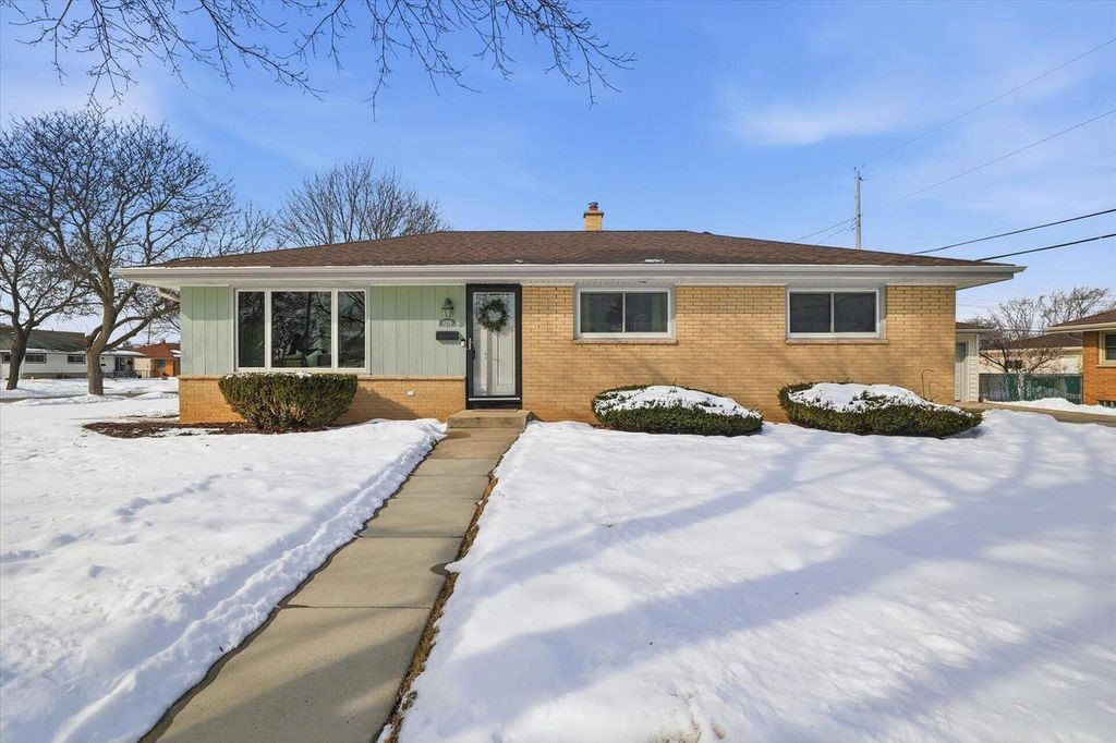 W150N8239 Saxony DRIVE, Menomonee Falls, WI 53051