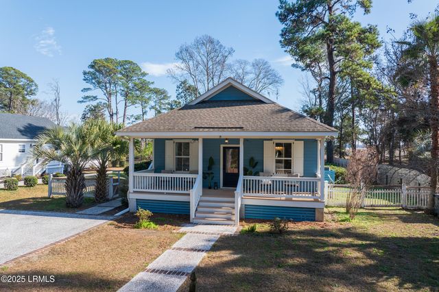 8 River Drive, Lady's Island, SC 29907