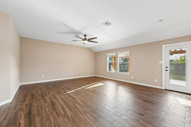 5012 Bayou Dr, Dickinson, TX 77539