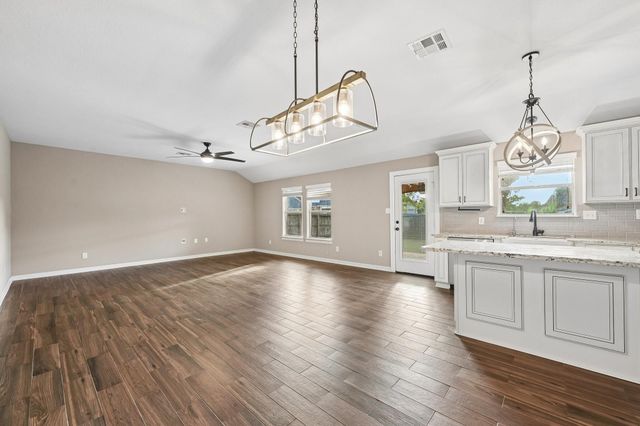 5012 Bayou Dr, Dickinson, TX 77539