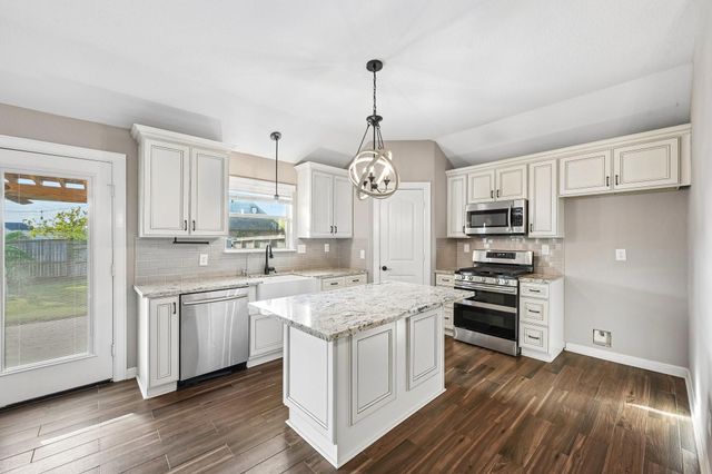 5012 Bayou Dr, Dickinson, TX 77539