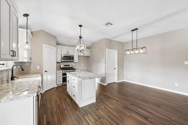5012 Bayou Dr, Dickinson, TX 77539
