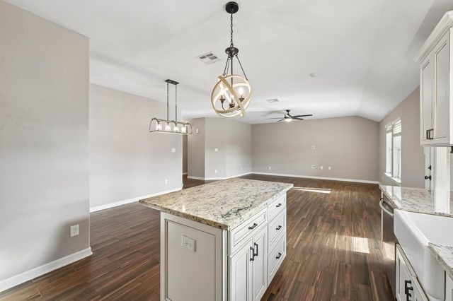 5012 Bayou Dr, Dickinson, TX 77539