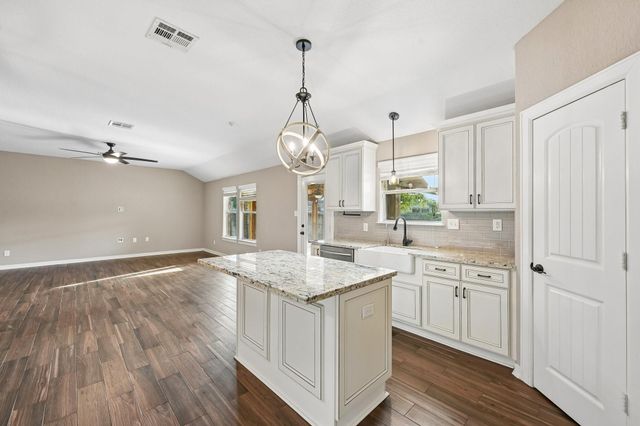 5012 Bayou Dr, Dickinson, TX 77539