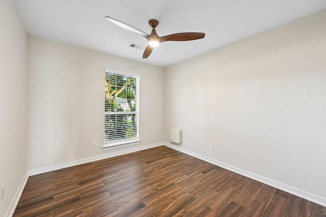 5012 Bayou Dr, Dickinson, TX 77539