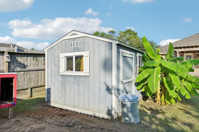 5012 Bayou Dr, Dickinson, TX 77539