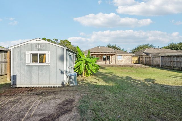 5012 Bayou Dr, Dickinson, TX 77539