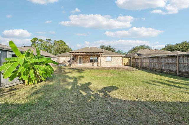 5012 Bayou Dr, Dickinson, TX 77539