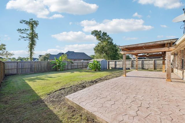 5012 Bayou Dr, Dickinson, TX 77539