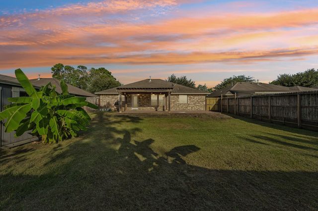 5012 Bayou Dr, Dickinson, TX 77539