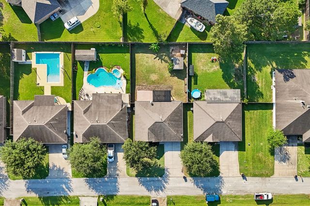 5012 Bayou Dr, Dickinson, TX 77539