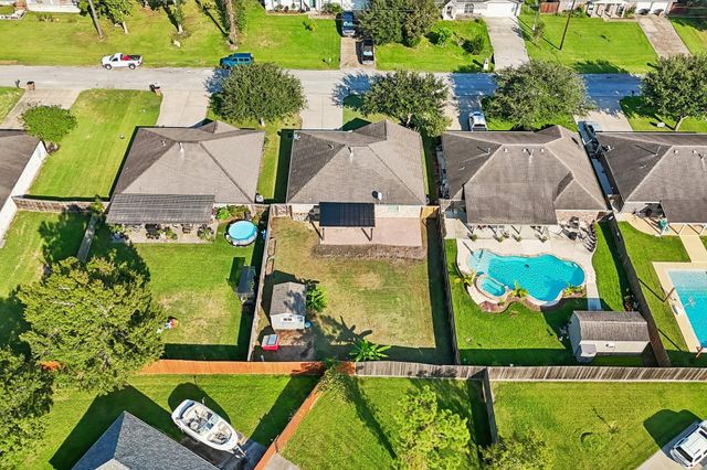 5012 Bayou Dr, Dickinson, TX 77539