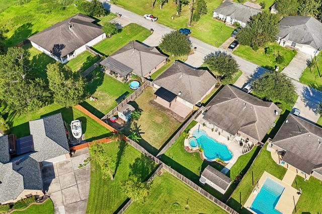 5012 Bayou Dr, Dickinson, TX 77539