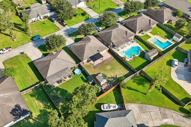 5012 Bayou Dr, Dickinson, TX 77539