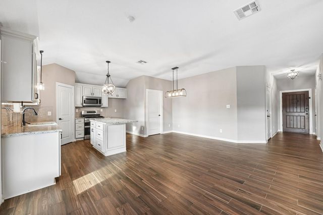 5012 Bayou Dr, Dickinson, TX 77539