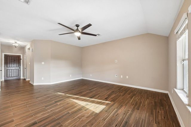 5012 Bayou Dr, Dickinson, TX 77539