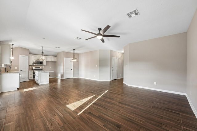 5012 Bayou Dr, Dickinson, TX 77539