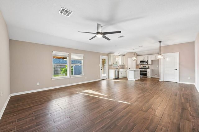 5012 Bayou Dr, Dickinson, TX 77539