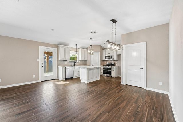 5012 Bayou Dr, Dickinson, TX 77539