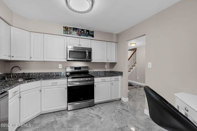 33 Mariners Cove, Freehold, NJ 07728