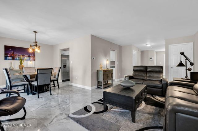 33 Mariners Cove, Freehold, NJ 07728