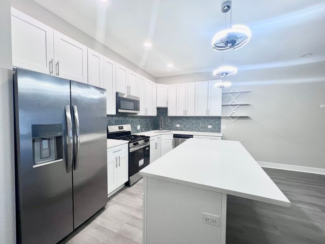 5549 N Lincoln Avenue 1, Chicago, IL 60625