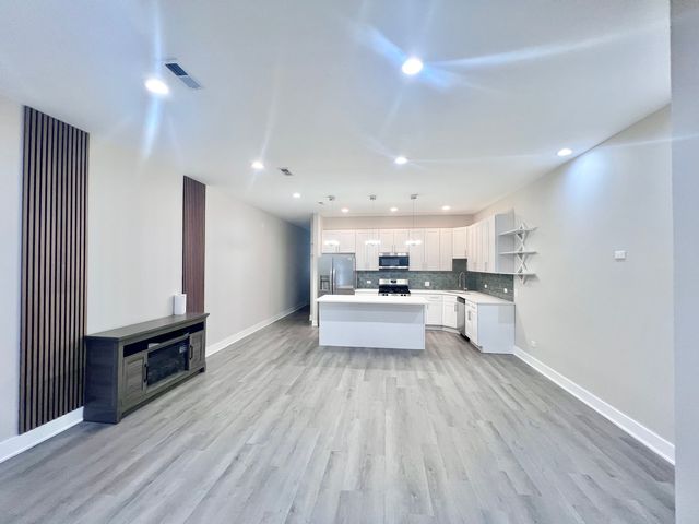 5549 N Lincoln Avenue 1, Chicago, IL 60625