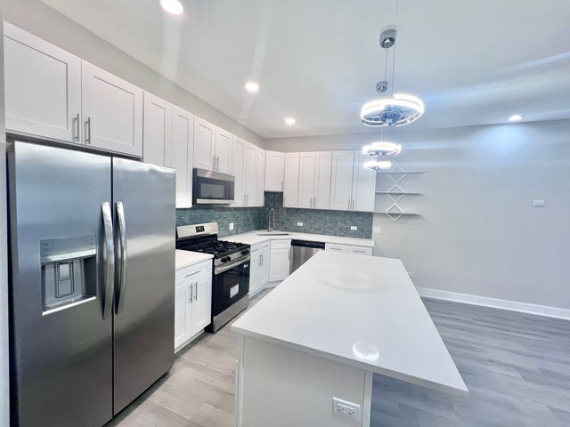 5549 N Lincoln Avenue 1, Chicago, IL 60625