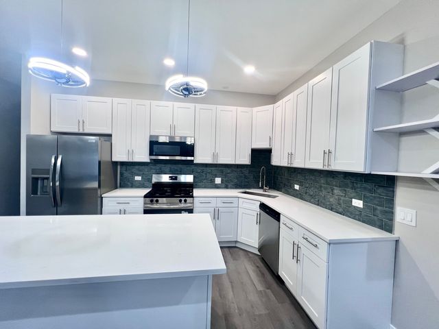 5549 N Lincoln Avenue 1, Chicago, IL 60625