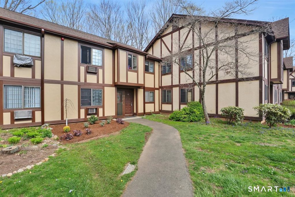215 Foxwood Lane 215, Milford, CT 06461