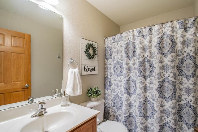 435 Crestwood DRIVE, Johnson Creek, WI 53038