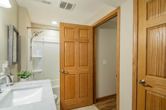 435 Crestwood DRIVE, Johnson Creek, WI 53038