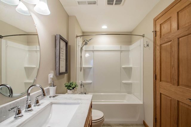 435 Crestwood DRIVE, Johnson Creek, WI 53038