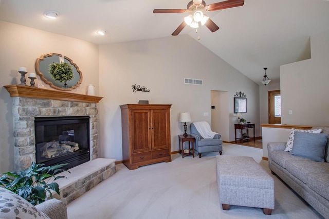 435 Crestwood DRIVE, Johnson Creek, WI 53038