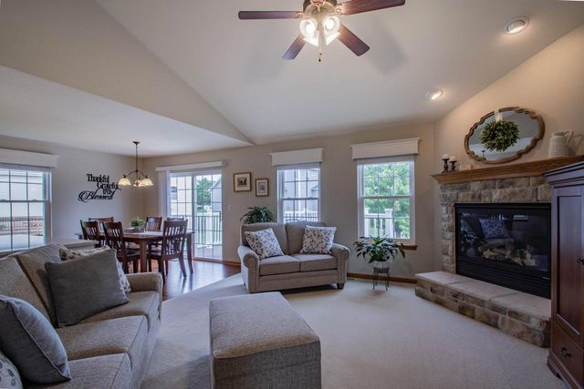 435 Crestwood DRIVE, Johnson Creek, WI 53038