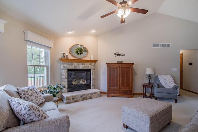 435 Crestwood DRIVE, Johnson Creek, WI 53038