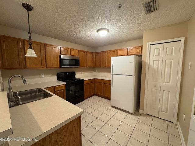 6063 MAGGIES Circle 110, Jacksonville, FL 32244