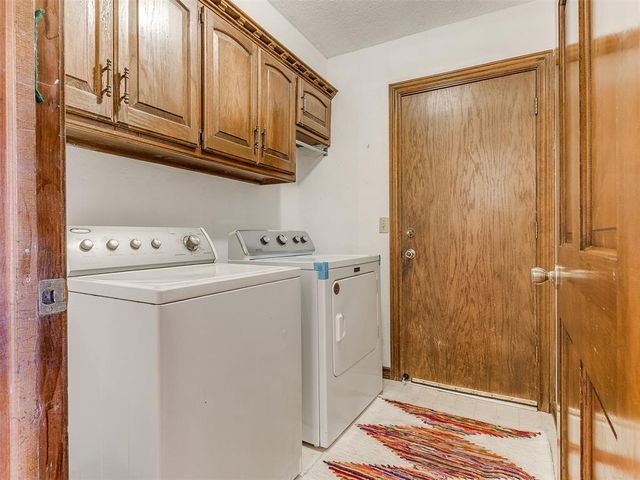 1300 NE 21st Place, Moore, OK 73160