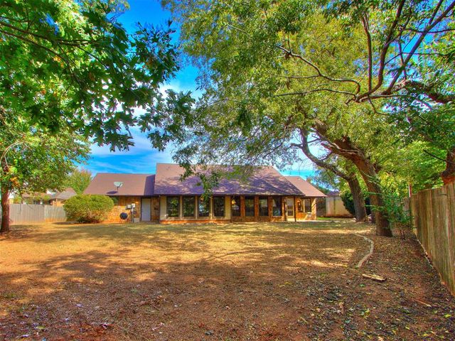 1300 NE 21st Place, Moore, OK 73160