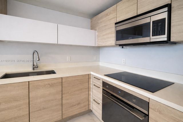 16385 Biscayne Boulevard 1102, North Miami Beach, FL 33160