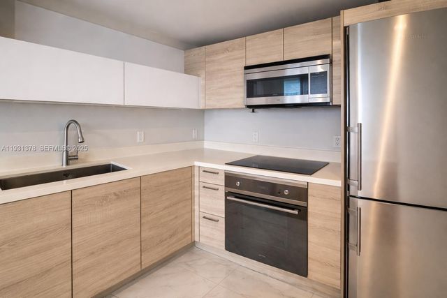 16385 Biscayne Boulevard 1102, North Miami Beach, FL 33160
