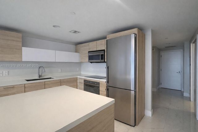 16385 Biscayne Boulevard 1102, North Miami Beach, FL 33160