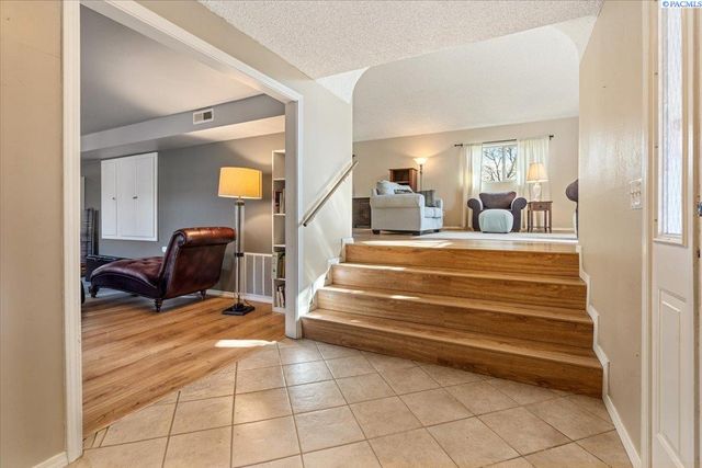 1954 Orchard Way, Richland, WA 99352