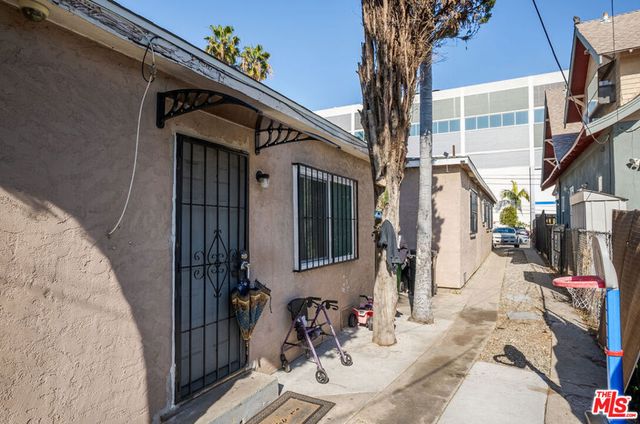 712 714 W 40th Place, Los Angeles, CA 90037
