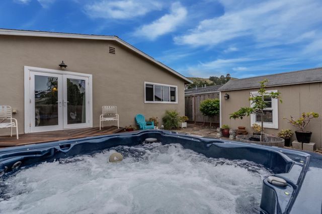 367 Seaside Drive, Pacifica, CA 94044