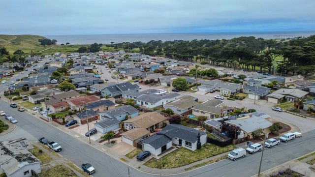 367 Seaside Drive, Pacifica, CA 94044