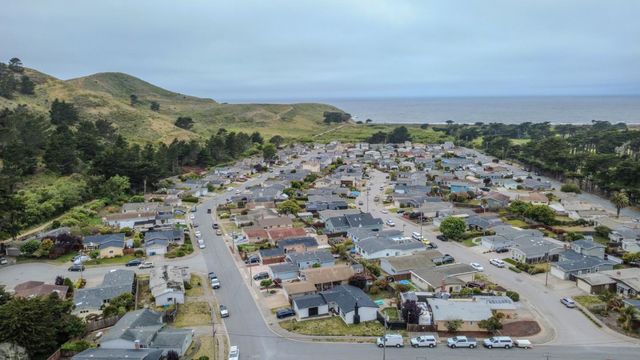 367 Seaside Drive, Pacifica, CA 94044