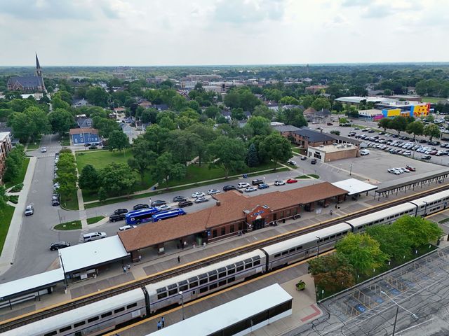 664 N Webster Street, Naperville, IL 60563
