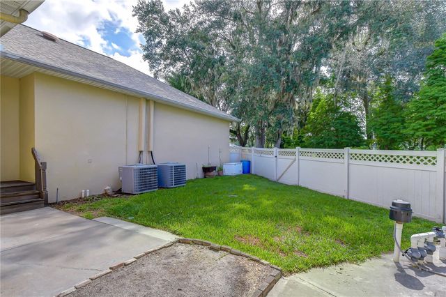 1009 EMERALD CREEK DRIVE, Valrico, FL 33596